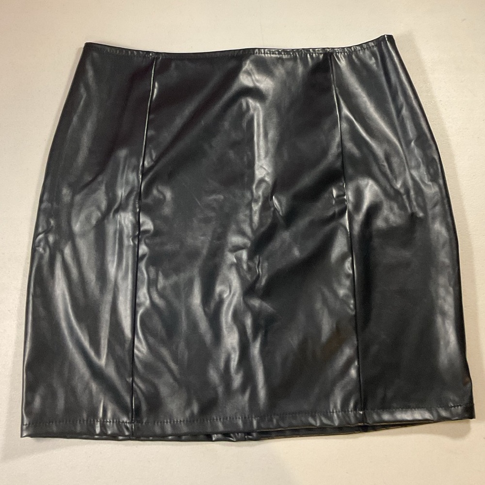 SHEIN Sleek Black Leather-Look Pencil Skirt
